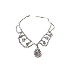 Luxurious silver choker necklace with teardrop crystal pendant and hollow chain design