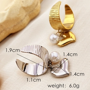 Bagues d'oreilles minimalistes dorées et argentées avec perles et pendentifs cœur