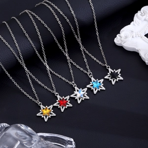 Detalle de colgantes de estrella de lujo en cinco colores con cristales brillantes