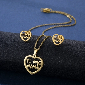 Detail of golden stainless steel heart jewelry set with Te Amo Mama lettering