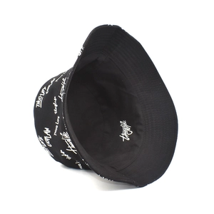 Détail d'un chapeau bob en coton noir avec imprimé graffiti blanc et large bord