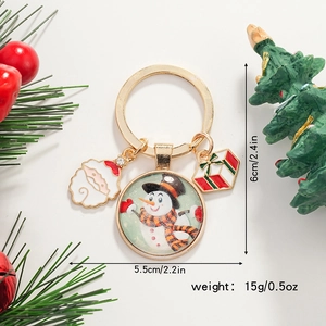 Détail du porte-clés de Noël avec charms Père Noël, bonhomme de neige et coffret cadeau