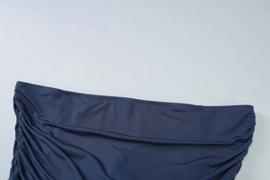 Detailansicht des dunkelblauen Kleiderstoffs mit professioneller Raffung und feinen Nähten