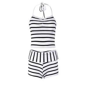 Dettaglio del set in maglia a righe bianche e nere con top a lupetto e pantaloncini