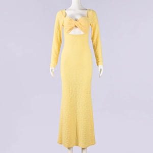 Détail de robe longue jaune en dentelle avec découpe et tissu floral texturé
