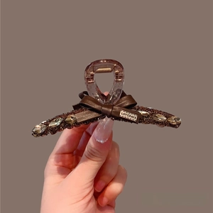 Vista dettagliata della molletta per capelli marrone con cristalli e dimensioni 11x4.5cm