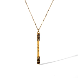 Vue détaillée du pendentif bâton doré avec motifs de nuages et mesures précises