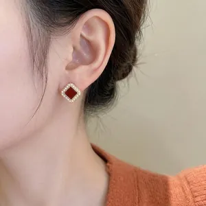 Boucles d'oreilles vintage carrées avec émail brun-rouge et perles dorées pour femme