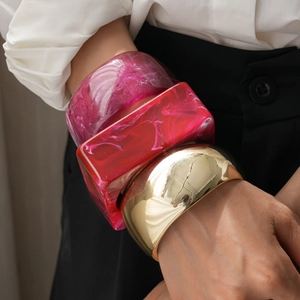Three-piece set of marble resin geometric and polished gold metal bangles for women