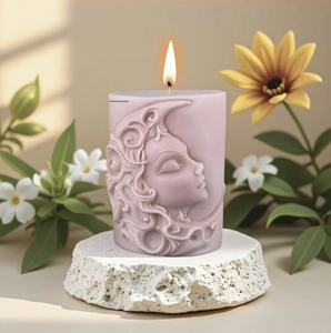 Vela aromática con relieve de diosa y llama sobre base de piedra y adornos florales
