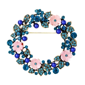 Spilla a ghirlanda con fiori in smalto rosa e cristalli blu in oro antico