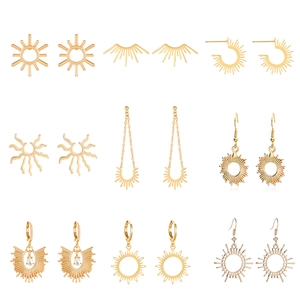 Lot de 9 paires de boucles d'oreilles soleil vintage dorées aux motifs géométriques