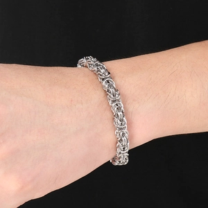 Detailaufnahme eines silbernen Byzantiner-Armbands aus robustem, glänzendem Edelstahl