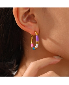 Détail de segments en émail arc-en-ciel sur créoles en acier inoxydable plaqué or 18K