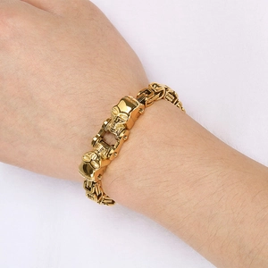 Bracelet byzantin en or poli avec fermoir crâne sur poignet d'homme pour style punk