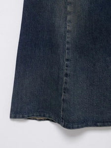 Detailaufnahme des dunkelblauen Denim-Saums mit authentischer Waschung und Kontrastnähten