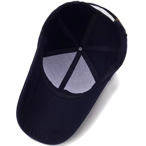 Détail intérieur de casquette de baseball en toile montrant la bande de confort et la boucle