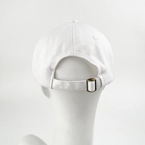Berretto da baseball in cotone bianco con fibbia regolabile e ricamo a orsetto
