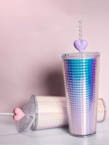 Dettaglio del bicchiere 800ml a doppia parete con trama a diamante e ciondolo a cuore