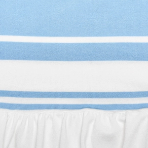 Détail du tissu en maille rayé bleu et blanc avec bordure à volants blancs