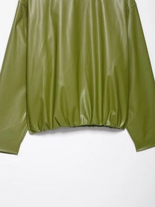 Detail der olivgrünen PU-Lederjacke mit elastischem Raffsaum und glatter Textur