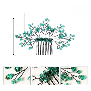 Detail of green acrylic crystal handmade hair comb with dimensions 14cm x 8.5cm and 18g weight
