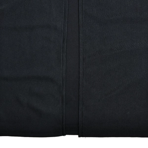 Nahaufnahme der hochwertigen schwarzen Stofftextur und Naht dieses eleganten Kleides
