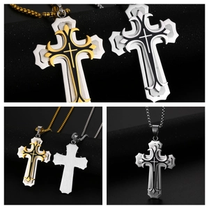 Détails des pendentifs croix en or et argent avec texture multicouche en acier