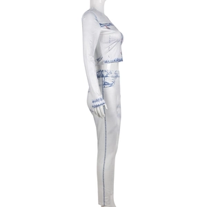Détail d'un ensemble blanc deux pièces avec imprimé denim 3D sur top et pantalon