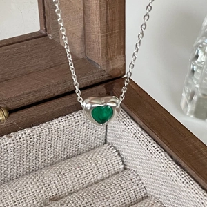 925 Sterling Silver necklace featuring a green heart pendant on an O-chain with a wooden box