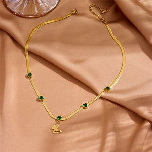 Collier chaîne serpent dorée avec gemmes cœurs verts et pendentif papillon 3D