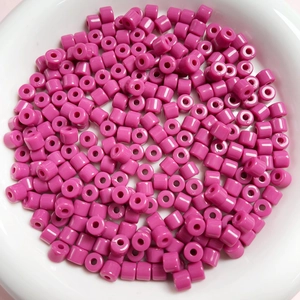 Macro di perle cilindriche rosa da 6 mm in acrilico lucido all'interno di una ciotola