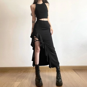 Dettaglio gonna nera a vita alta con volant irregolari e lacci sulla coscia in stile punk
