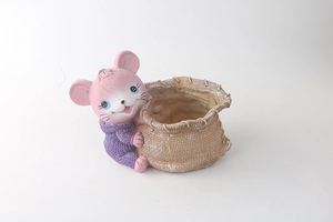 Dettaglio del vaso per piante in resina a forma di topo rosa con trama sacco e maglione viola