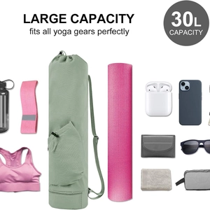 Bolsa de yoga multifuncional verde claro de 30L con accesorios en fondo blanco