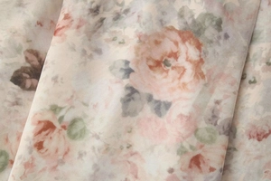Vue macro du tissu mousseline léger avec motifs floraux vintage et texture transparente