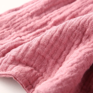 Manta de apego para bebé en gasa de algodón rosa de doble capa con textura arrugada