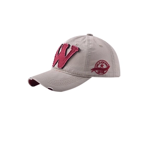 Détail de la casquette vintage grise avec écusson W rouge et bordure usée effet rétro