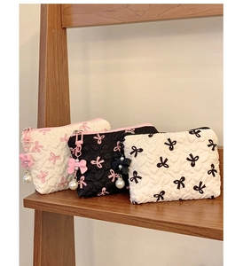 Quilted makeup bag with bow patterns and pearl pendants in three color contrast designs
