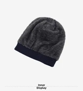 Dettaglio del berretto invernale con bordo in maglia e fodera in pile grigio scuro