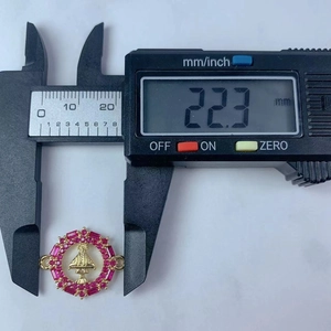 Makroaufnahme eines 22,3 mm Jungfrau Maria Anhängers mit rosa Kristallen und Gold-Finish