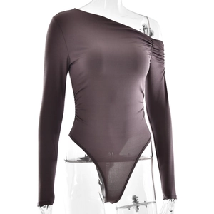 Vue frontale d'un body gris foncé à une épaule et manches longues sur mannequin