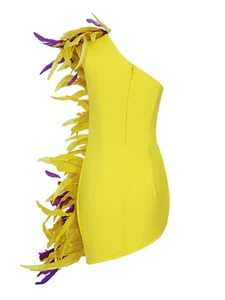 Détail de la mini-robe jaune à une épaule avec garniture en plumes violettes et jaunes