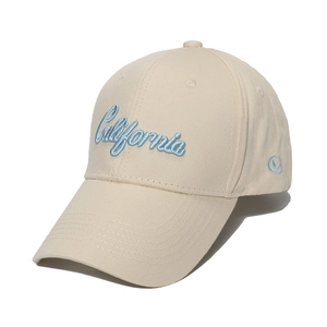 Détail de la broderie California sur la casquette de baseball en coton écru