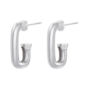 Détails macro de boucles d'oreilles argentées en U avec finition en métal poli épuré