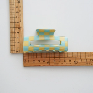 Blue and yellow checkered hair claw clip measurement showing 8.5cm length and 4.5cm height