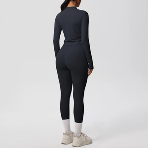 Détail de l'ensemble de yoga gris charbon montrant les coutures du dos et le tissu mat