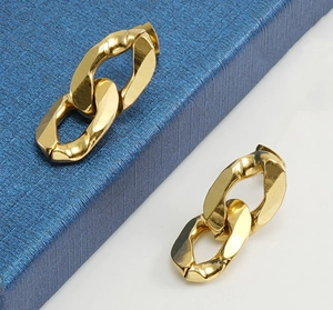 Gros plan de boucles d'oreilles maillons plaquées or 18 carats sur boîte à bijoux