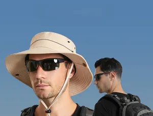 Détail des œillets métalliques respirants et du large bord du chapeau de soleil homme