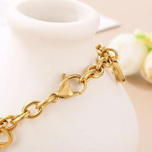 Polished 18K gold-plated titanium heart bracelet with lobster clasp and round tag